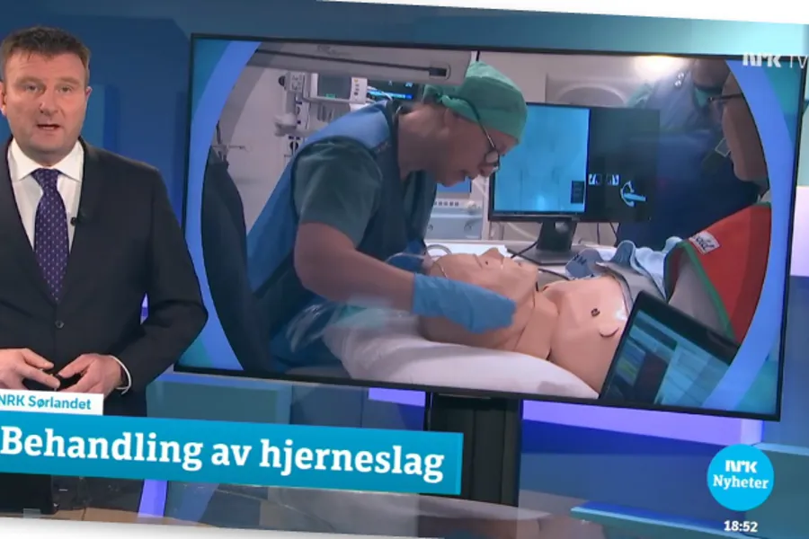 En mann som holder en baby