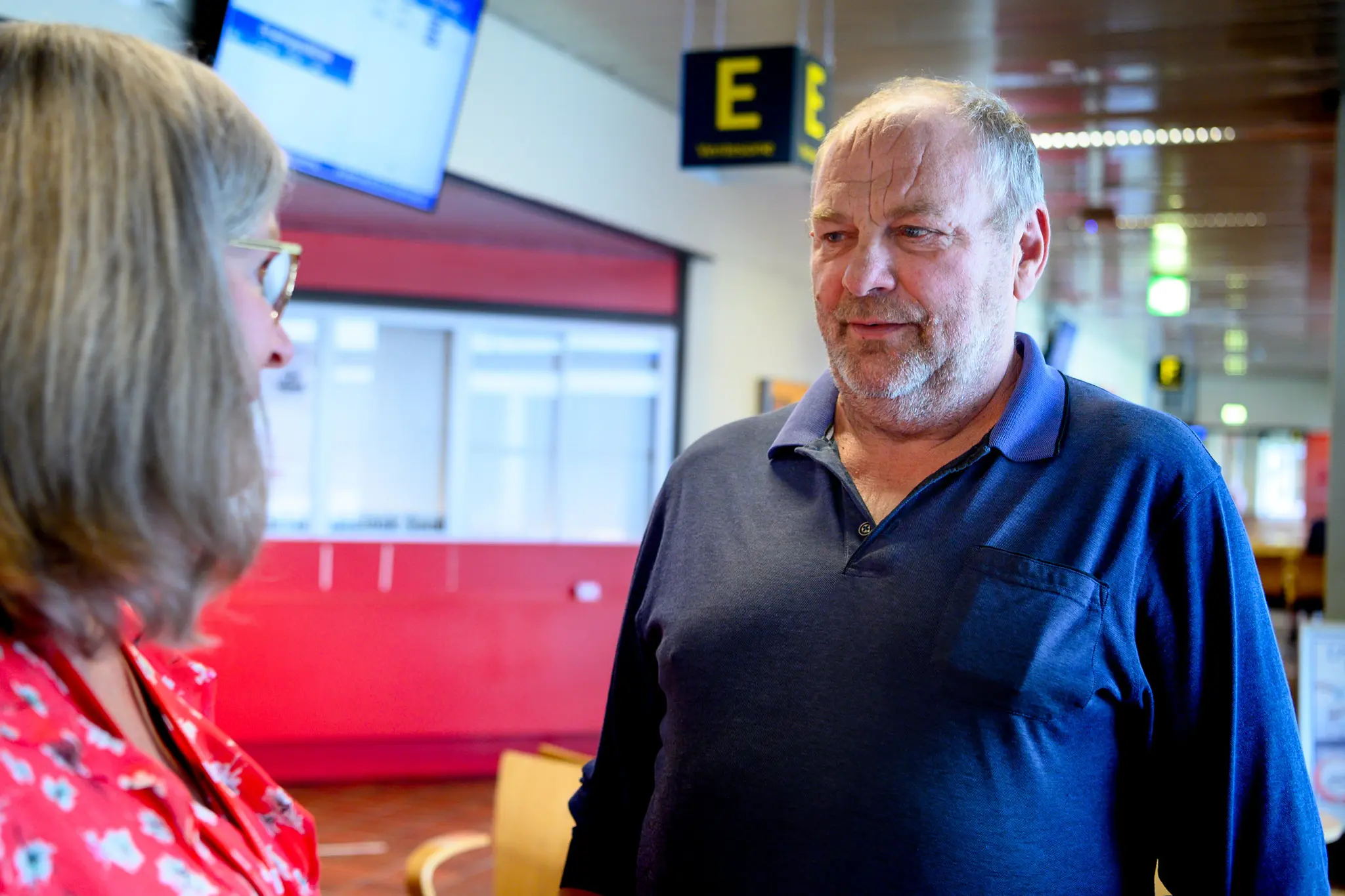 Mann i sykehusgangen